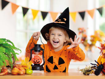 Make your own pumpkin costume for children: a boy wearing Jack O’Lantern t-Shirt.
