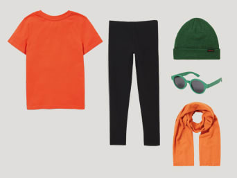 Easy to make pumpkin costume for children: items of clothing needed to make a pumpkin costume.