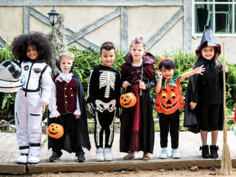 Zrób samodzielnie kostium na Halloween dla dziecka: grupa maluchów w różnych strojach na Halloween.
