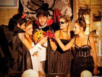 Halloween-Kostüm Ideen – Gruppe von Partygästen in verschiedenen Halloween-Kostümen.