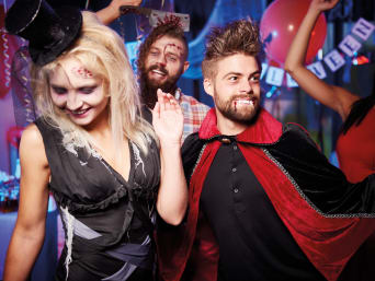 Maak je eigen halloweenkostuums: feestgangers in griezelige vermommingen.