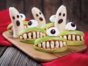 Gesundes Halloween-Essen für Kinder: Monster-Äpfel als Halloween-Snack.