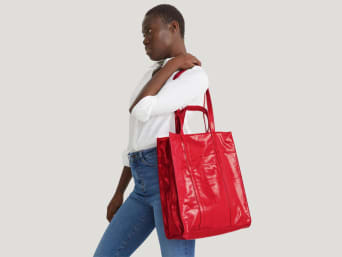 Types of bags: a shopper is the perfect handbag for shopping and everyday use.