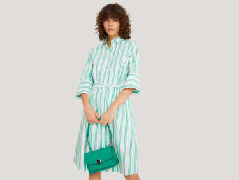 Malá elegantní kabelka dokonale doplňuje zelený outfit.