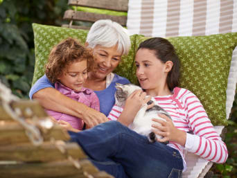 I bambini imparano gradualmente a prendersi cura del proprio animale domestico
