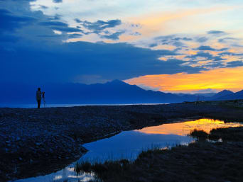 Paysage photographie : un photographe prend en photo le lever du soleil.