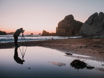 Hobby Fotografieren – Mann macht ein Foto am Strand.