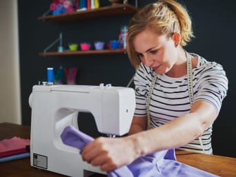 Nähen als Handarbeit – Hobby-Näherin arbeitet mit ihrer Nähmaschine.