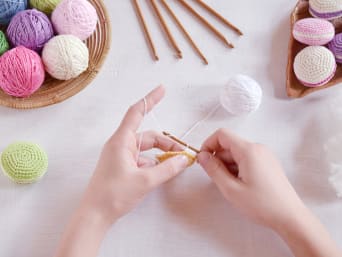 Imparare a lavorare a maglia – creazione di un amigurumi a forma di macaron.