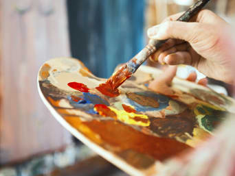 Trouver un loisir créatif: focus sur une palette de peinture.