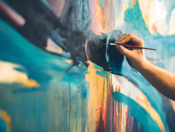 Hobby Malen: Künstler vollendet sein Gemälde auf einer Leinwand.