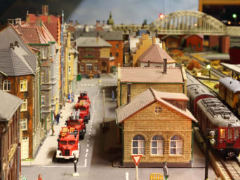 Maquette : une ville et un train miniature montés.