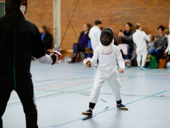 Scherma bambini: un bambino si allena con il suo allenatore. Scherma bambini: un bambino si allena con il suo allenatore.