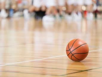 Baloncesto para niños: una pelota de básquet en una pista de juego.