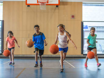 Basketbal voor kinderen – Jongens en meisjes spelen samen basketbal.
