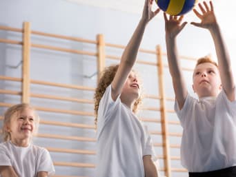 Volleyball für Kinder – Jungen und Mädchen beim Volleyball-Training.