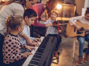Hobby's voor kinderen - kinderen die muziekles nemen in een groep.