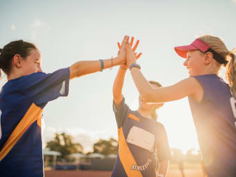 Hobbys für Kinder – Kinder klatschen sich nach dem Sport ab.