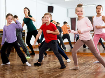 Dzieci podczas lekcji tańca.