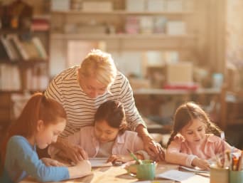 La peinture pour les enfants - les enfants dans un cours de peinture.
