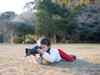 Filmen für Kinder – kleines Mädchen mit einer Kamera.