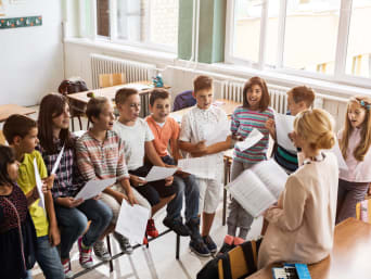 Un coro di bambini durante una lezione.