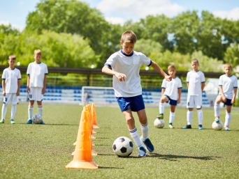 Un enfant à l’entrainement de football.