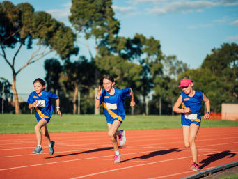 Des enfants font de l’athlétisme après l’école.