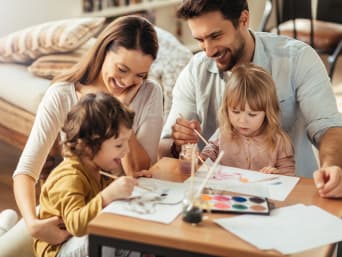 Des parents font de la peinture avec leurs enfants.