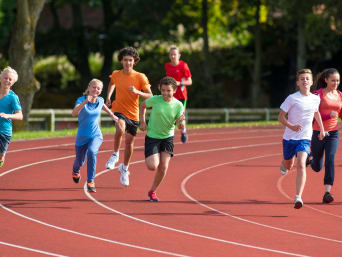 Atletica leggera per bambini: bambini corrono durante una lezione di atletica leggera per bambini.