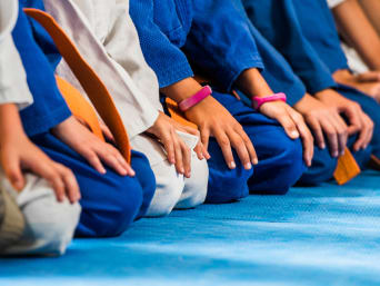 Artes marciales para niños: un grupo de escolares en una clase de defensa personal.