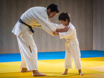 Hobby per bambini - Un bambino si esercita a karate