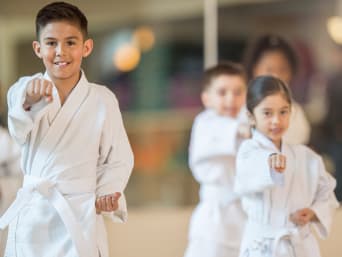 Arti marziali per bambini: un gruppo di allievi pratica sport.