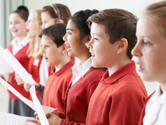 Samen in een koor zingen – Kinderen zingen in een koor.