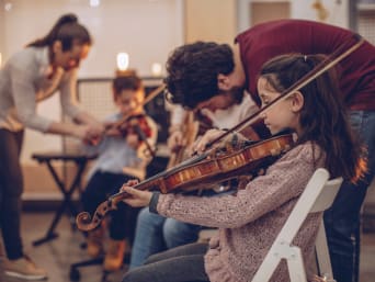 Activité extra-scolaire : une fille apprend à jouer du violon.