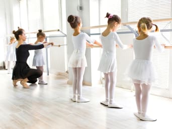 Kinderen dansen – Jonge meisjes trainen bij balletles.