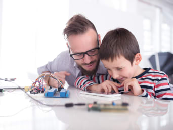 Papà e figlio sperimentano una app per la programmazione per bambini.