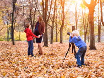 Fotografia per bambini – un bambino scatta una foto alla famiglia.