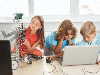 Des enfants en train de programmer un robot