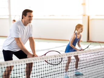 Tennis für Kinder – Kind und Coach beim Tennistraining.