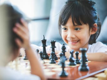 Schaken voor kinderen - Twee meisjes schaken tegen elkaar.