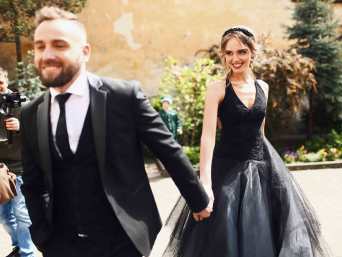 Alternatives Brautkleid: Braut in schwarzem Hochzeitskleid.
