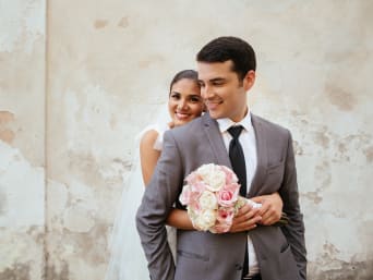 Tradition mariage : de jeunes mariés posent pour leur shooting photo de mariage.
