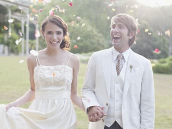 Vestito matrimonio sposo – Uno sposo indossa un elegante abito da sposo con dettagli classici.