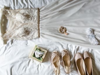 Bruidsjurk kosten: trouwjurk, schoenen en accessoires voor de outfit van de bruid.