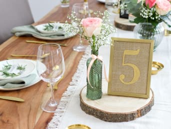 Hochzeitsdeko Tisch – Golden gerahmte Tischnummer auf dem Hochzeitstisch.