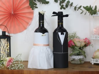 Hochzeitsgeschenke selber machen: Anleitung für schön verpackte Weinflaschen.