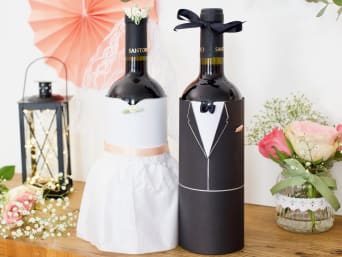 Regali di matrimonio fai da te: bottiglie di vino decorate come regalo di matrimonio.