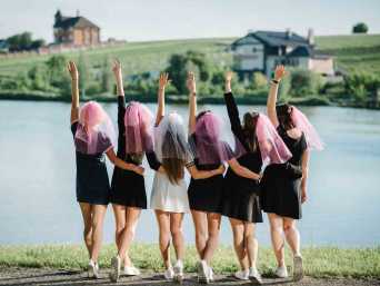 JGA-Outfit: Eine Gruppe von Frauen beim Junggesellinnenabschied.