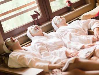 Entspanntes Outfit für den Junggesellenabschied: Drei Frauen bei einem Wellness-Tag.